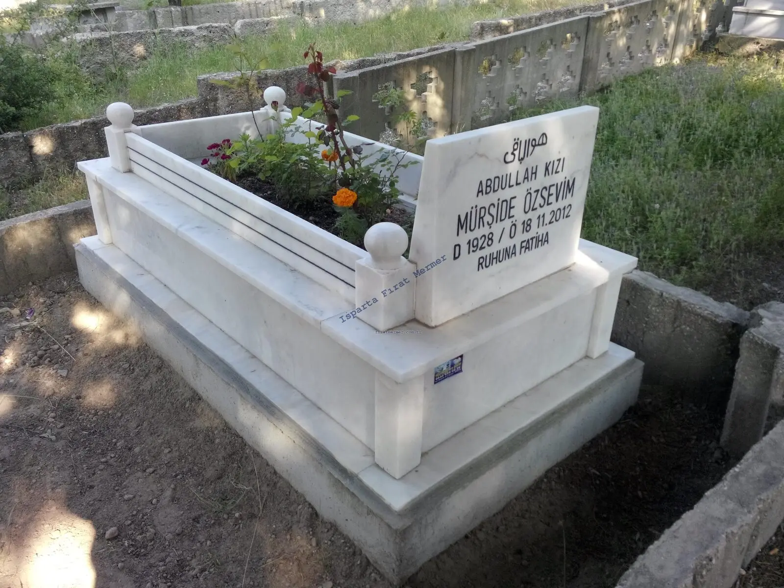 Isparta’da yapılmış, çerçeveli ve baş taşlı bir kabir — 135