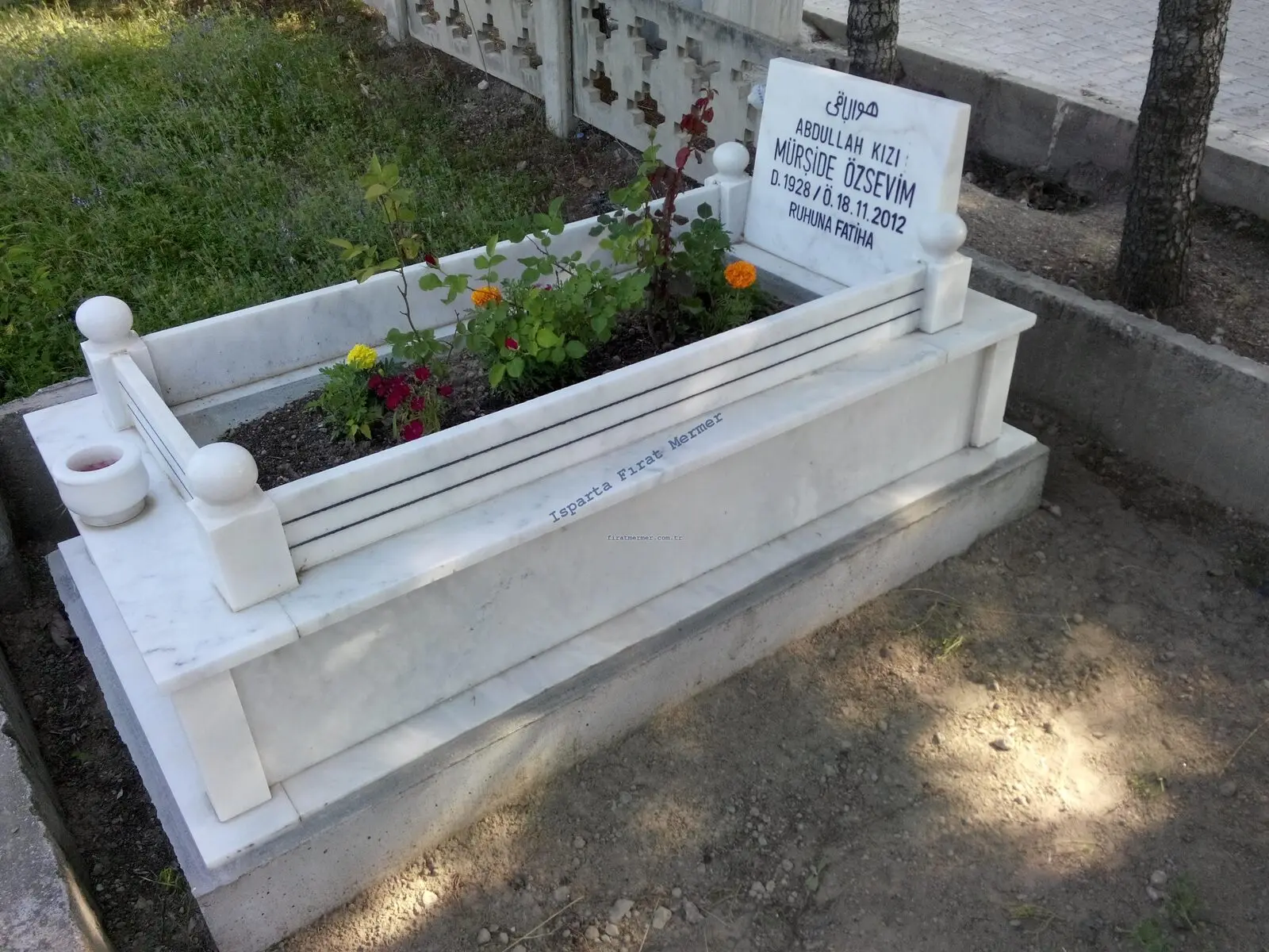 Isparta’da yapılmış, çerçeveli ve baş taşlı bir kabir — 139