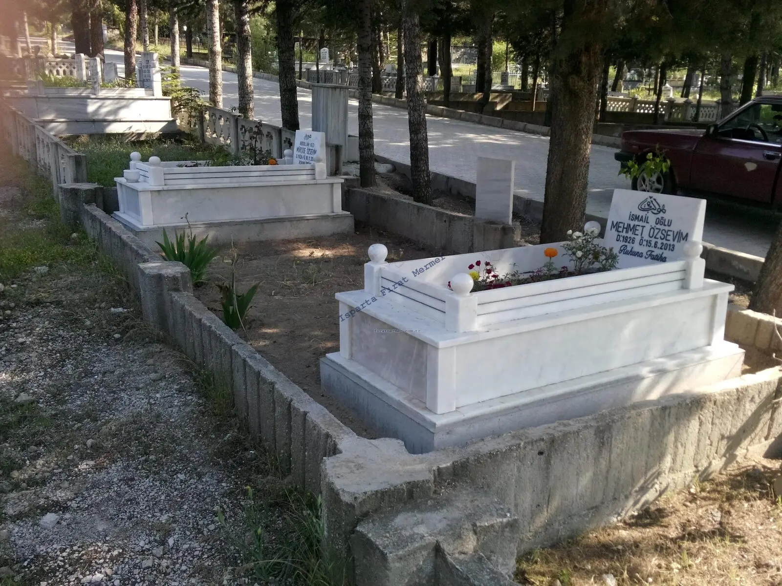 Isparta’da yapılmış, çerçeveli ve baş taşlı bir kabir — 140