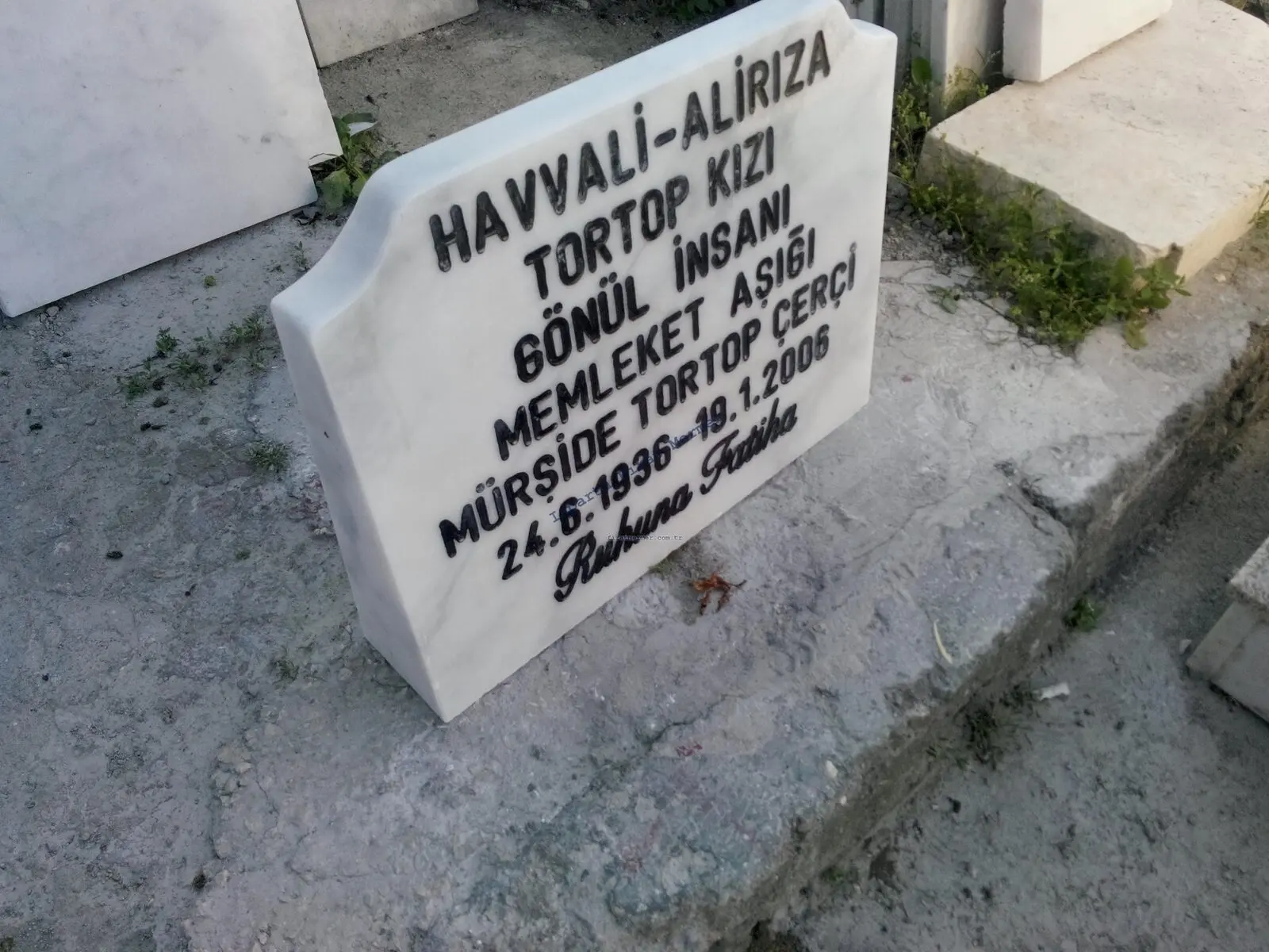 Isparta’da yapılmış, çerçeveli ve baş taşlı bir kabir — 142