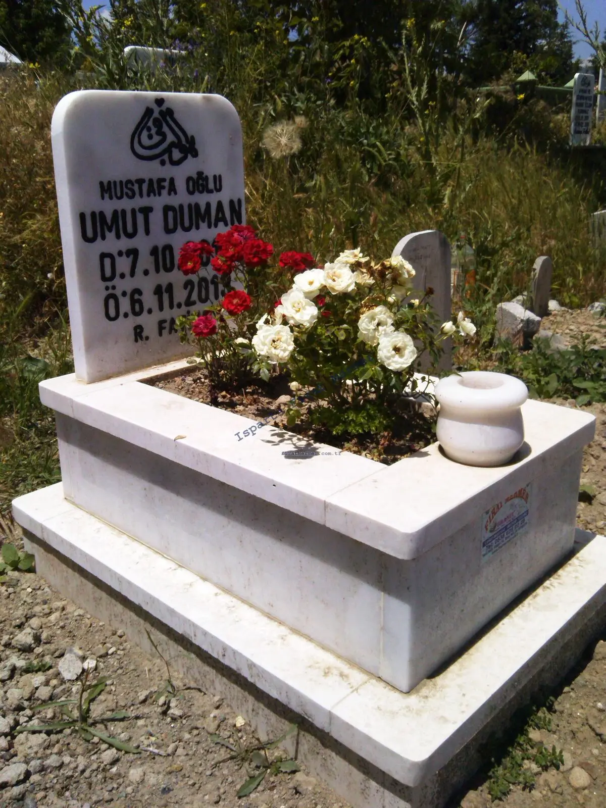Isparta’da yapılmış, çerçeveli ve baş taşlı bir kabir — 143