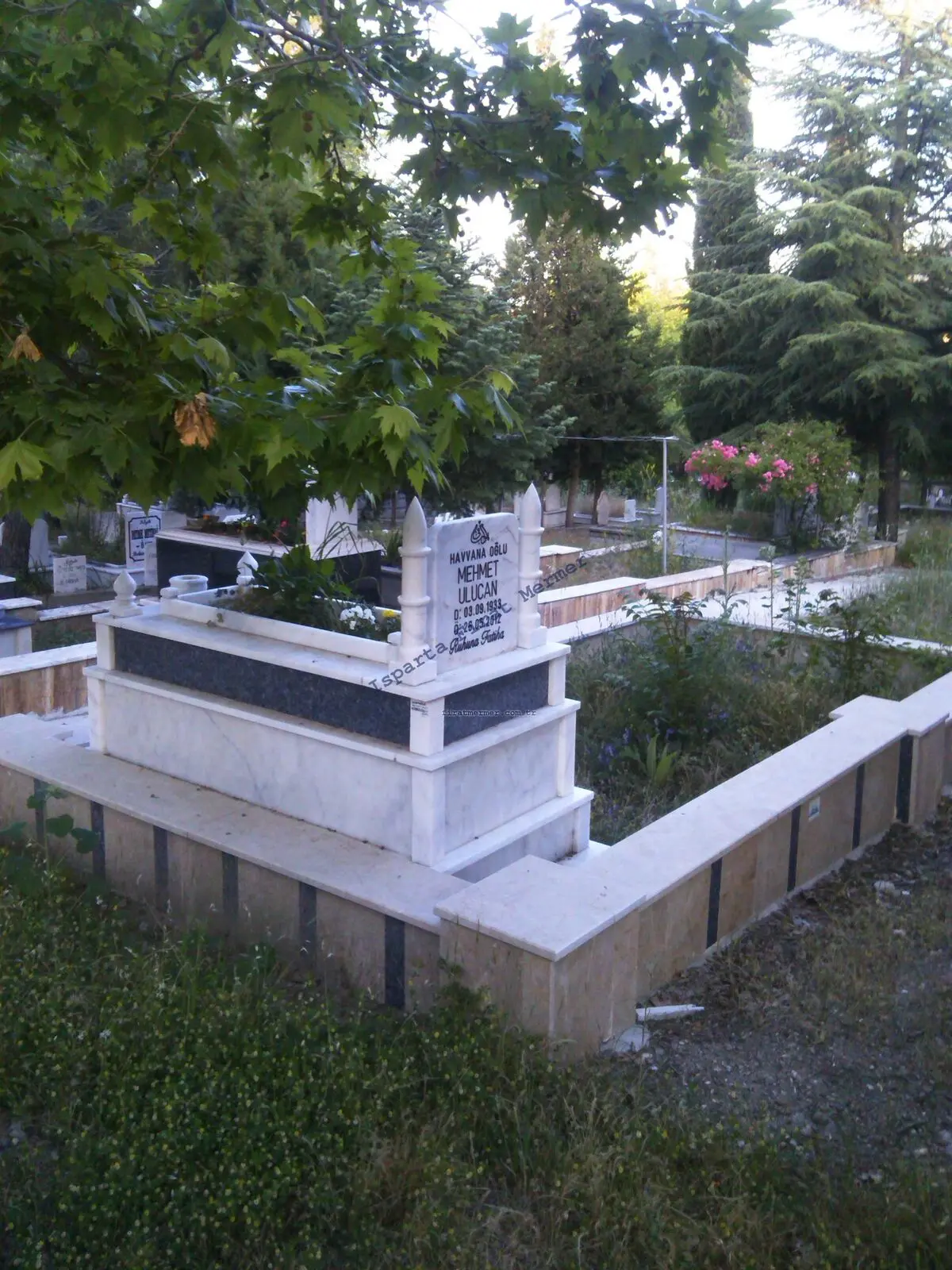 Isparta’da yapılmış, çerçeveli ve baş taşlı bir kabir — 151