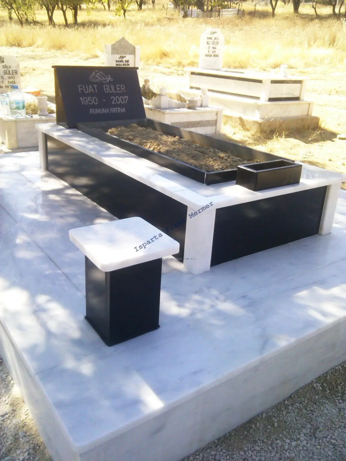 Isparta’da yapılmış, çerçeveli ve baş taşlı bir kabir — 159