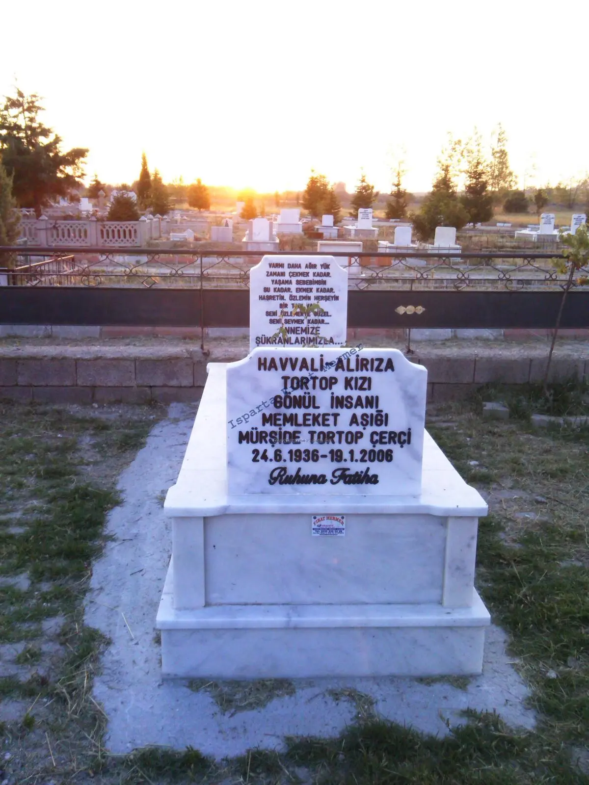 Isparta’da yapılmış, çerçeveli ve baş taşlı bir kabir — 163