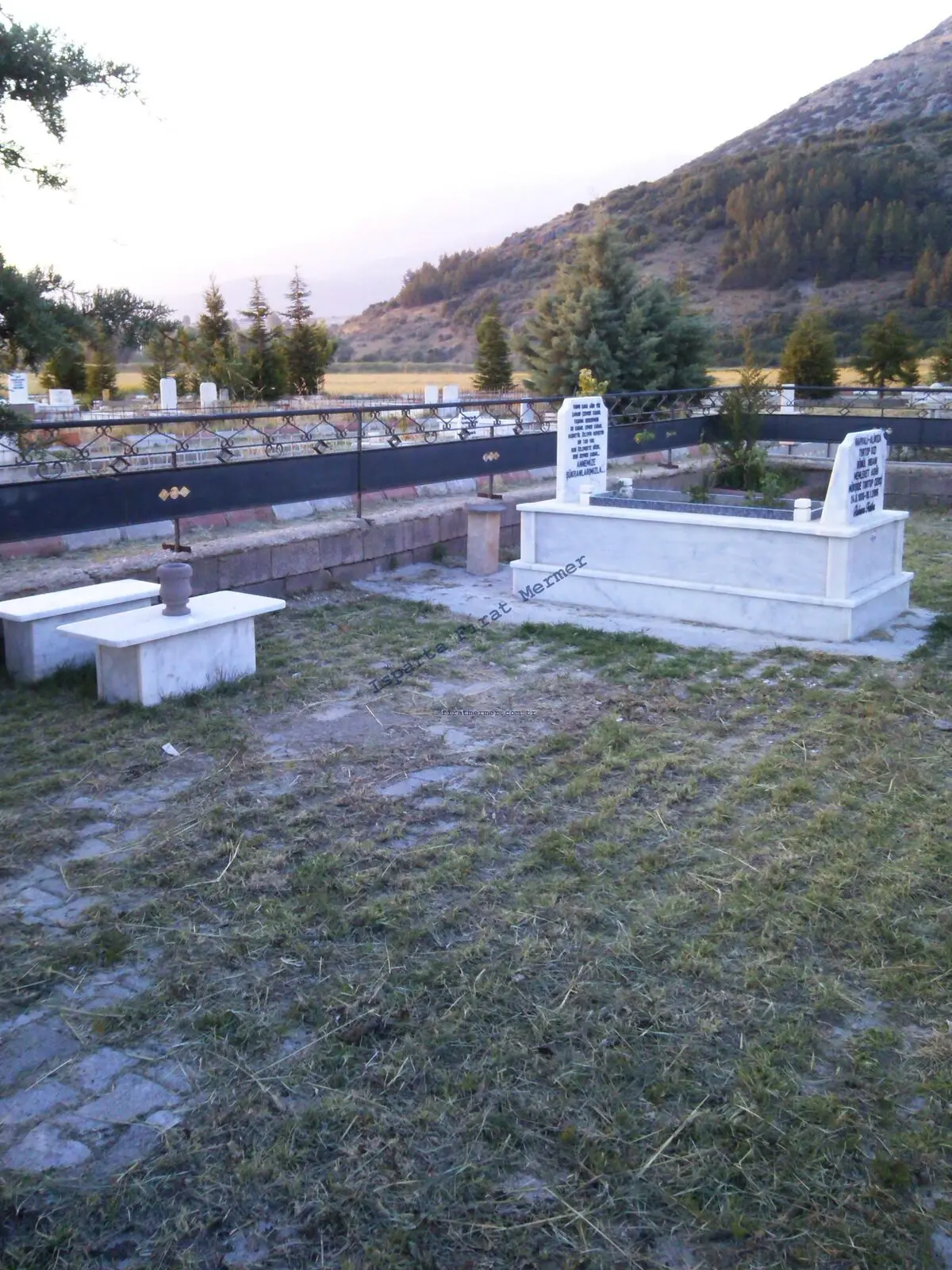 Isparta’da yapılmış, çerçeveli ve baş taşlı bir kabir — 166