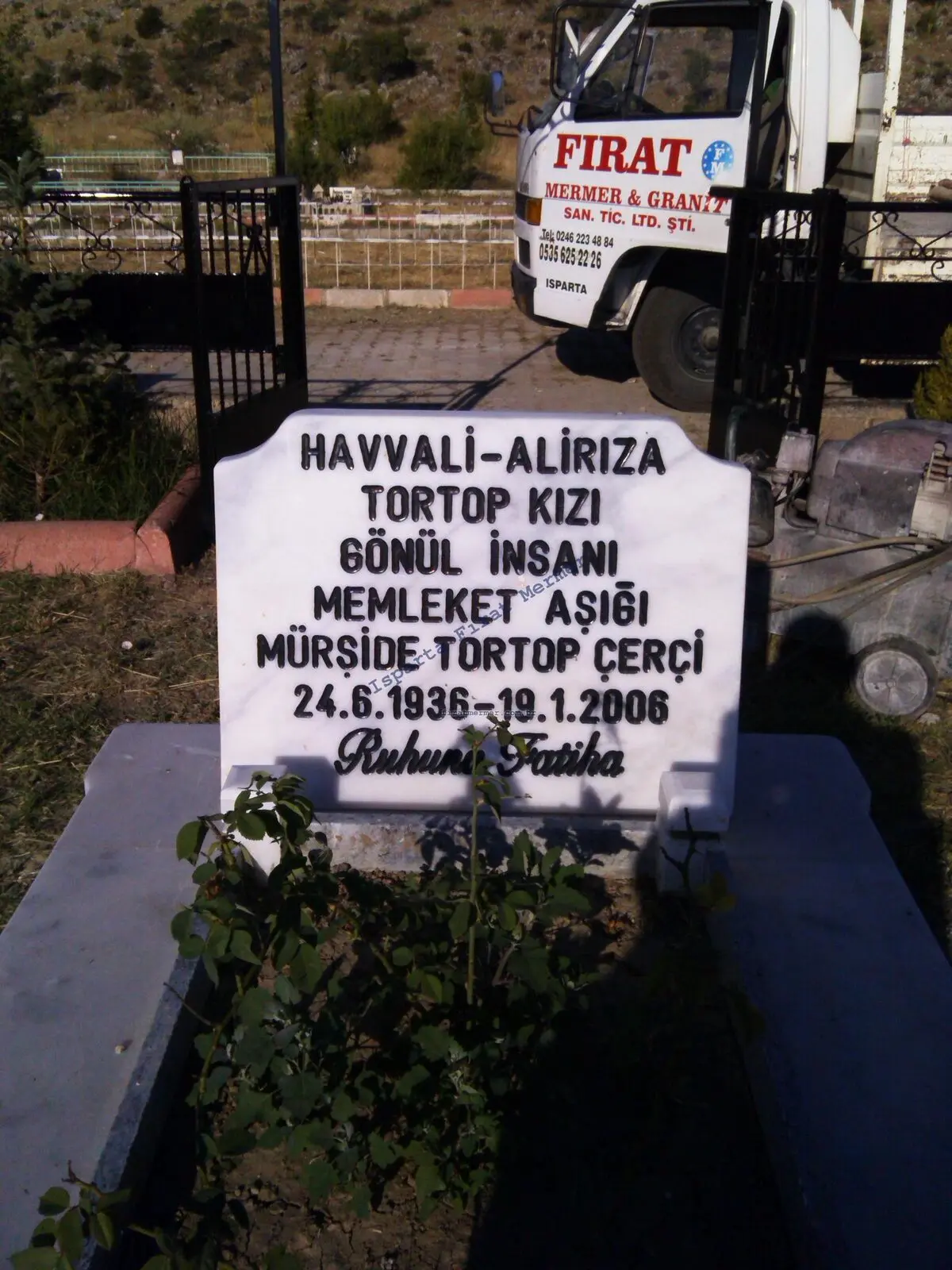 Isparta’da yapılmış, çerçeveli ve baş taşlı bir kabir — 171