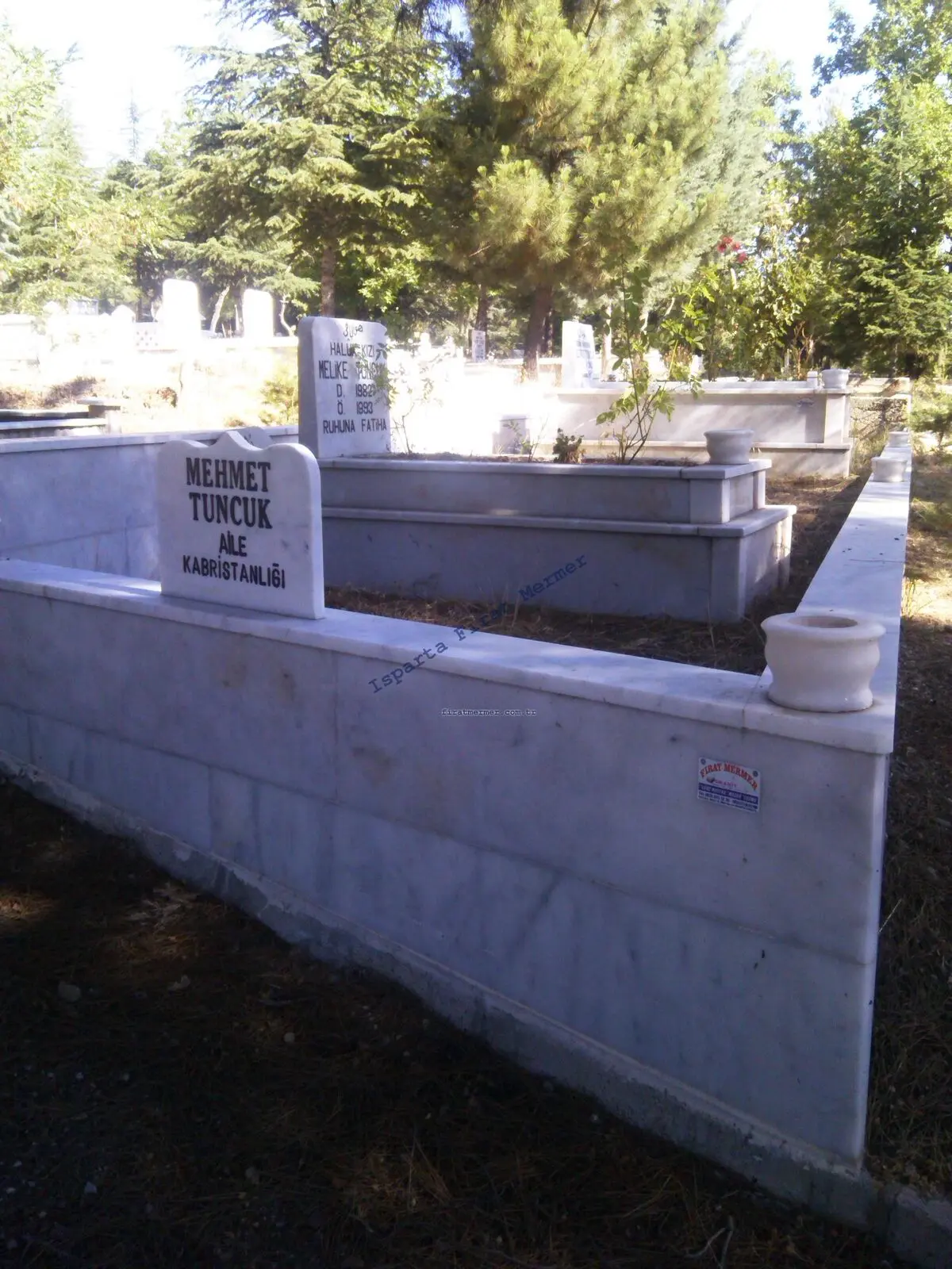 Isparta’da yapılmış, çerçeveli ve baş taşlı bir kabir — 173