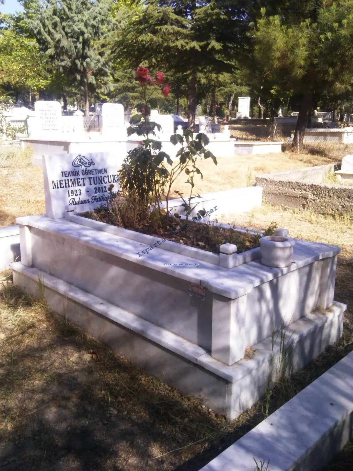 Isparta’da yapılmış, çerçeveli ve baş taşlı bir kabir — 174