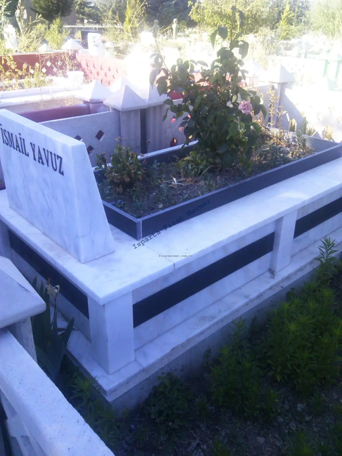 Isparta’da yapılmış, çerçeveli ve baş taşlı bir kabir — 176