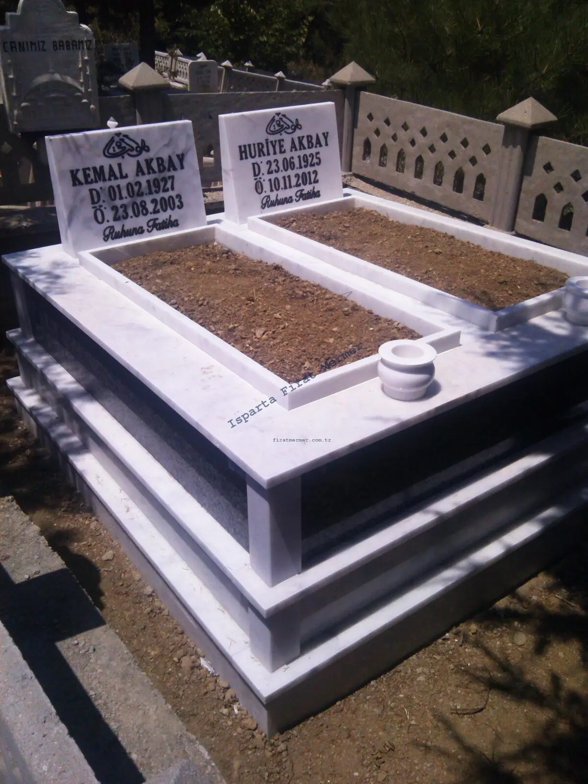 Isparta’da yapılmış, çerçeveli ve baş taşlı bir kabir — 177