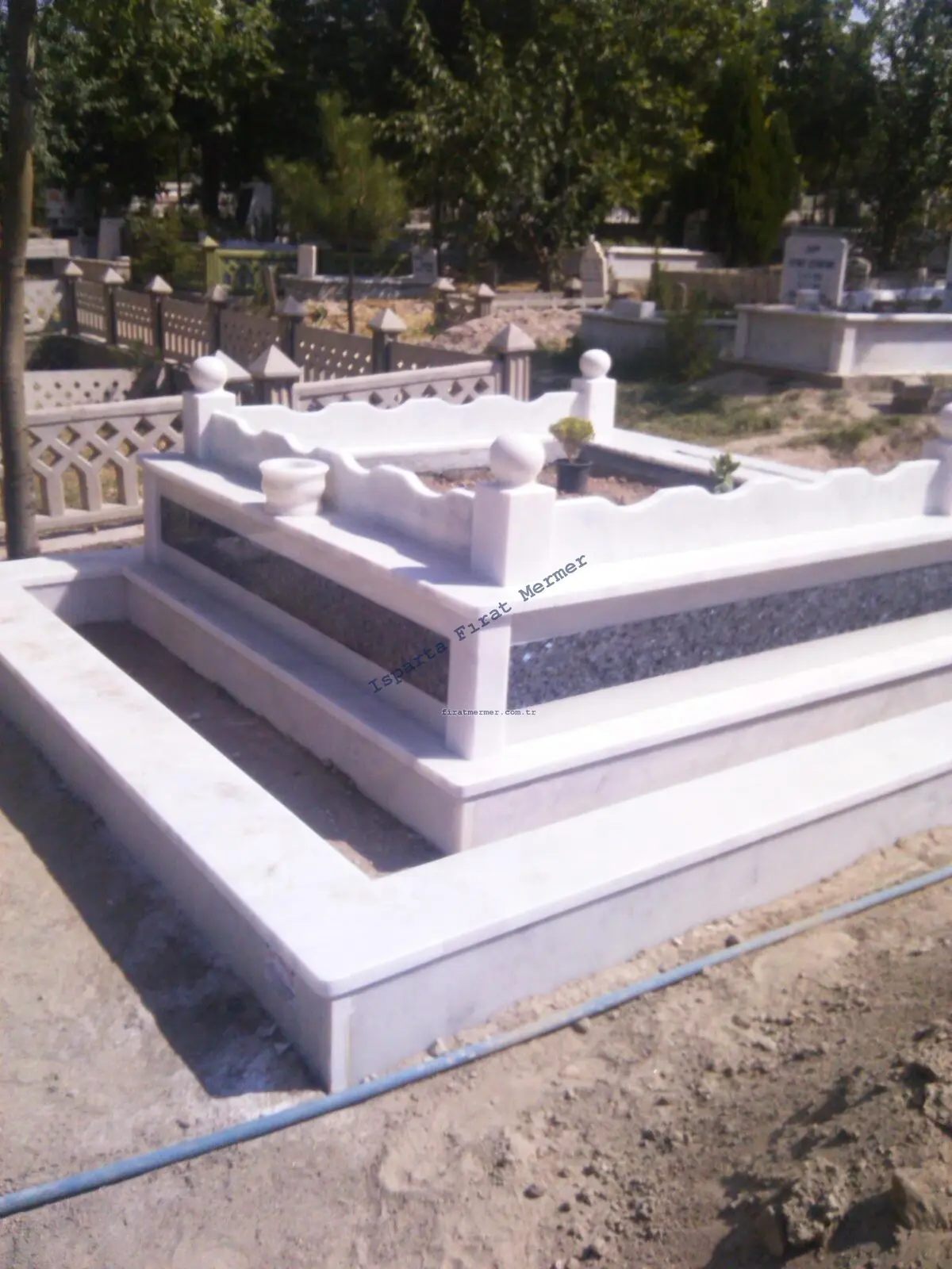 Isparta’da yapılmış, çerçeveli ve baş taşlı bir kabir — 178