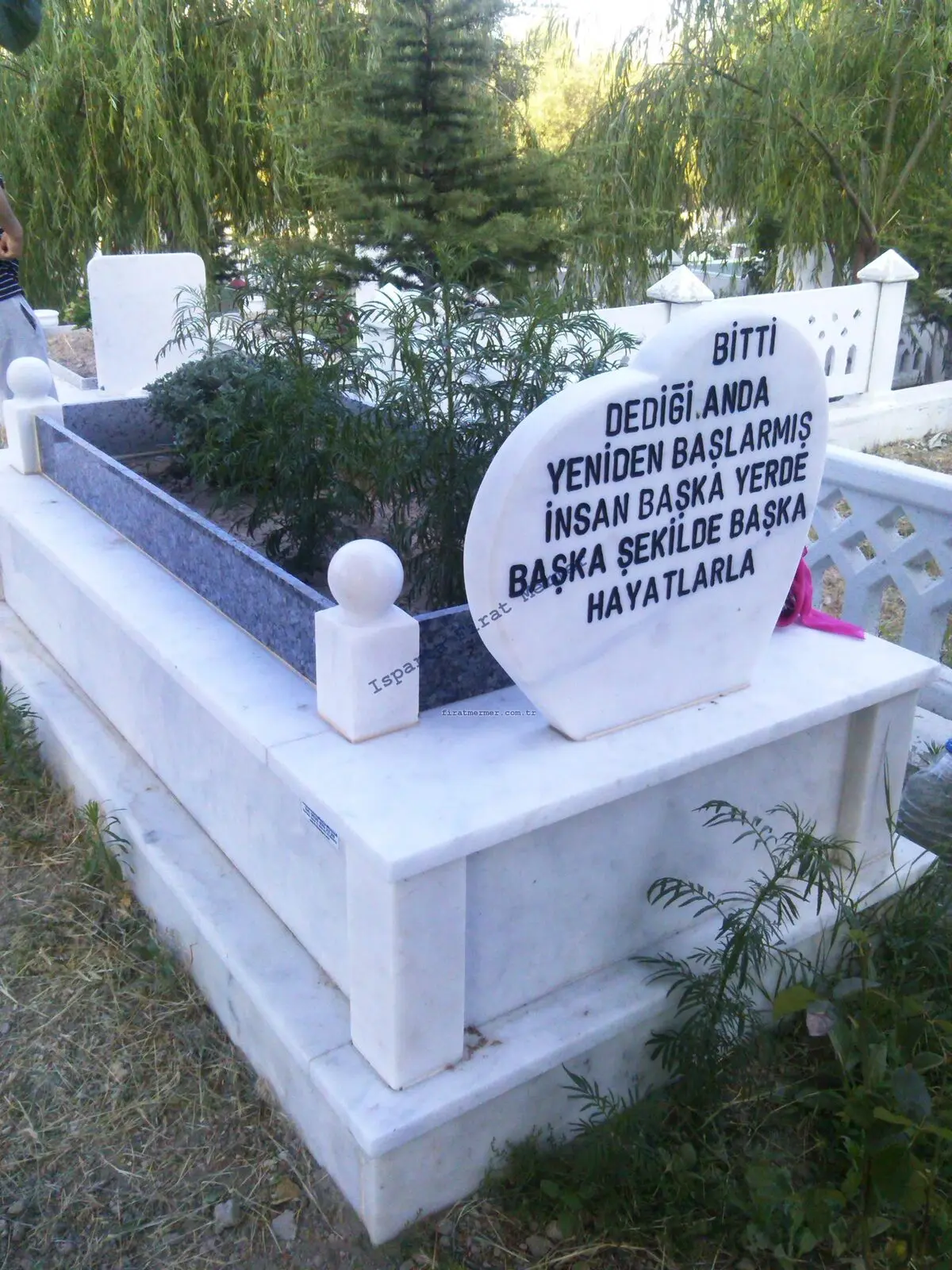 Isparta’da yapılmış, çerçeveli ve baş taşlı bir kabir — 183