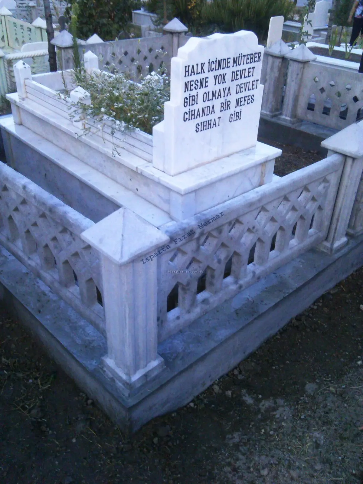 Isparta’da yapılmış, çerçeveli ve baş taşlı bir kabir — 192
