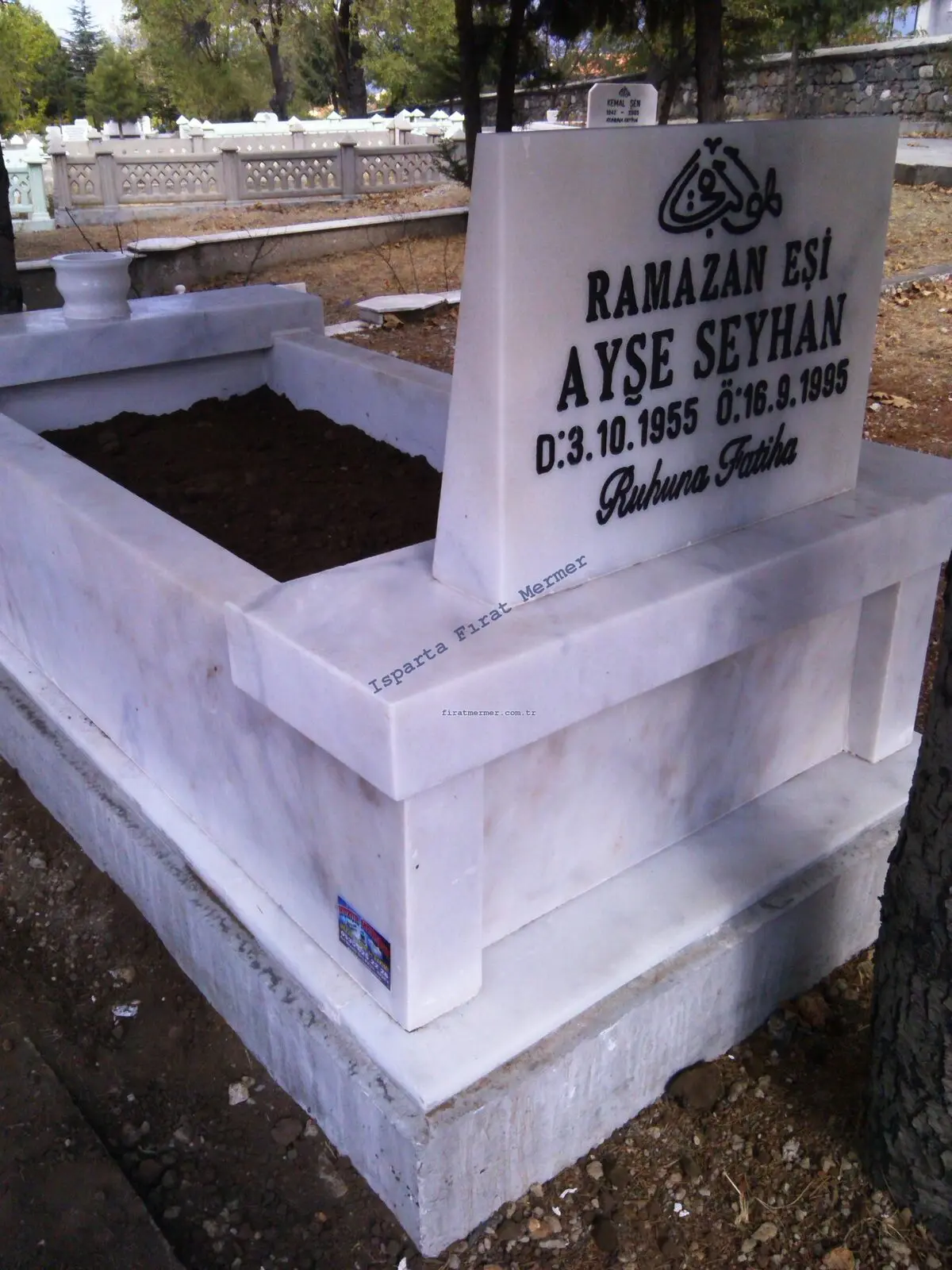 Isparta’da yapılmış, çerçeveli ve baş taşlı bir kabir — 195