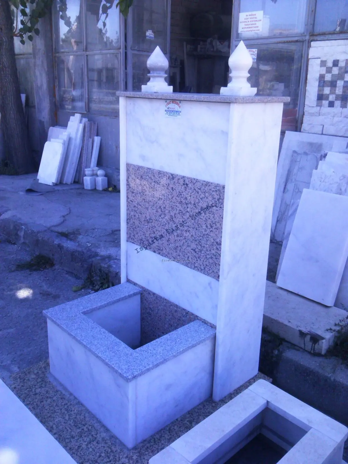 Isparta’da yapılmış, çerçeveli ve baş taşlı bir kabir — 196