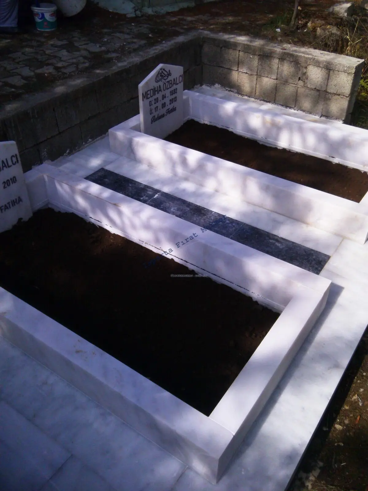 Isparta’da yapılmış, çerçeveli ve baş taşlı bir kabir — 198