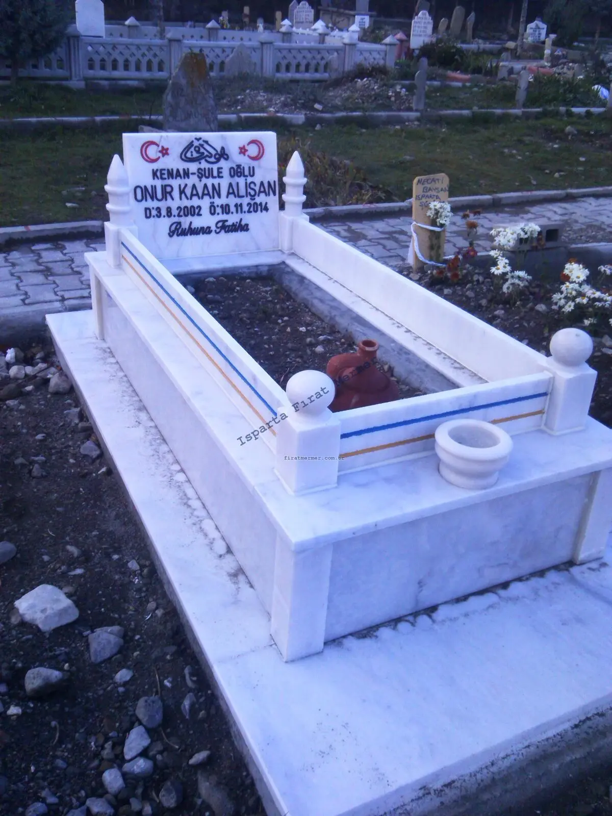 Isparta’da yapılmış, çerçeveli ve baş taşlı bir kabir — 201