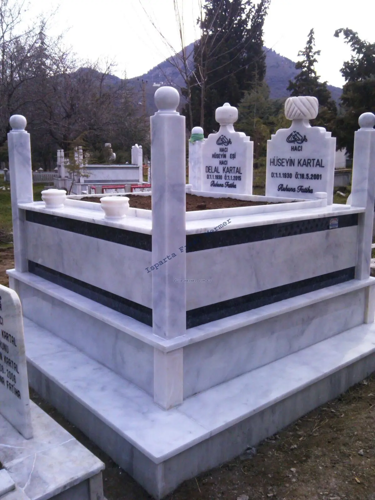 Isparta’da yapılmış, çerçeveli ve baş taşlı bir kabir — 210