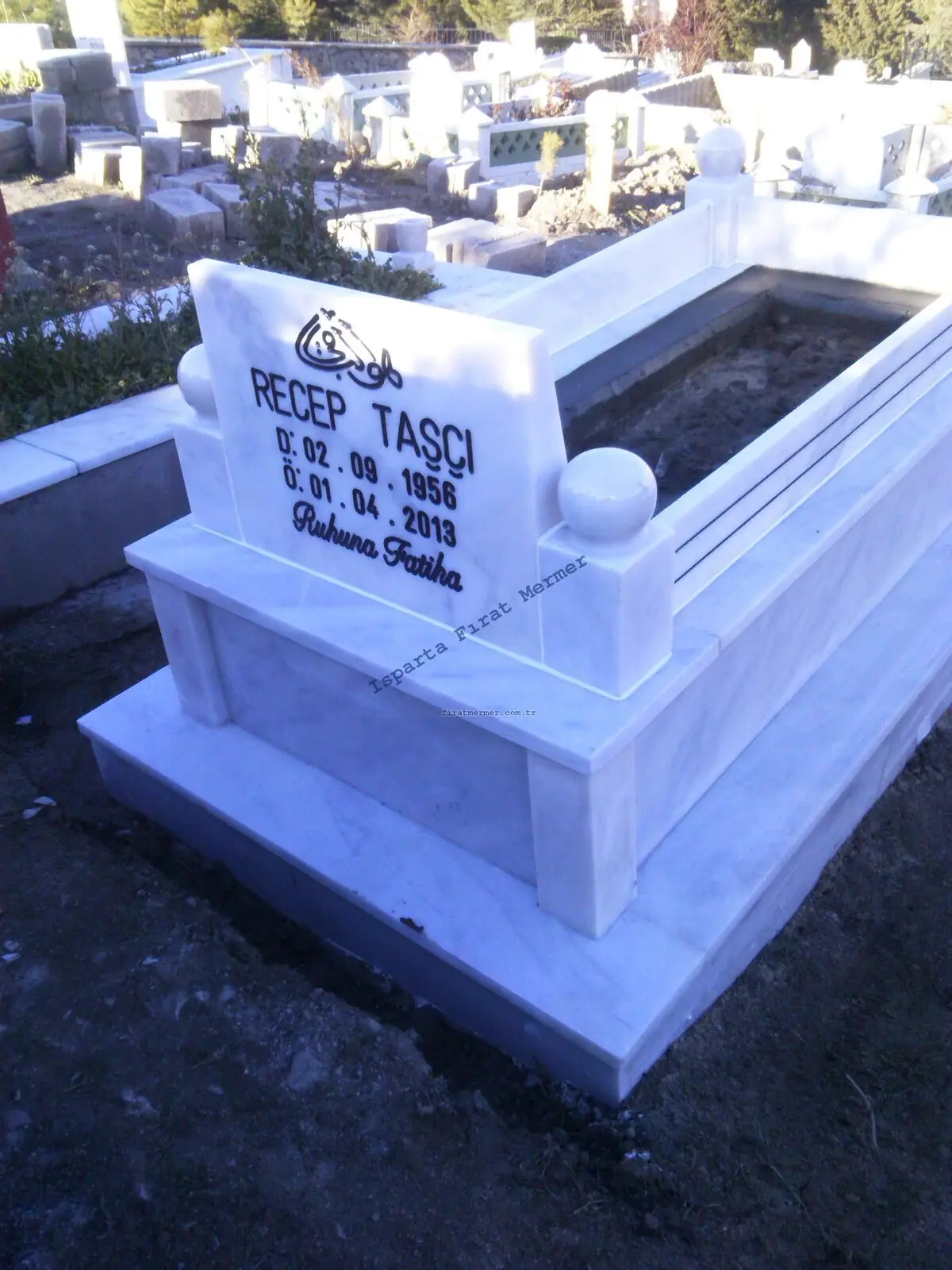 Isparta’da yapılmış, çerçeveli ve baş taşlı bir kabir — 212