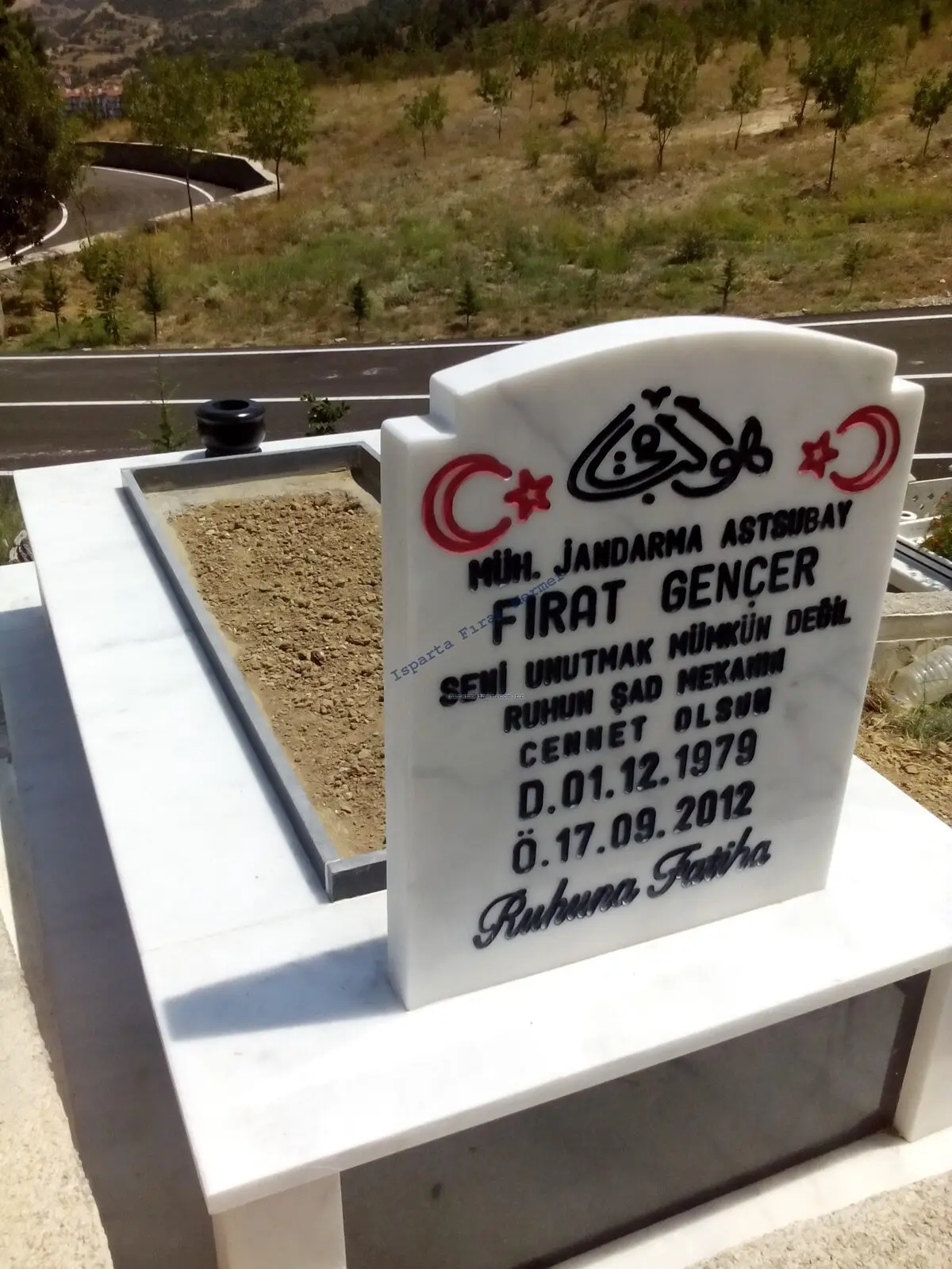 Isparta’da yapılmış, çerçeveli ve baş taşlı bir kabir — 218