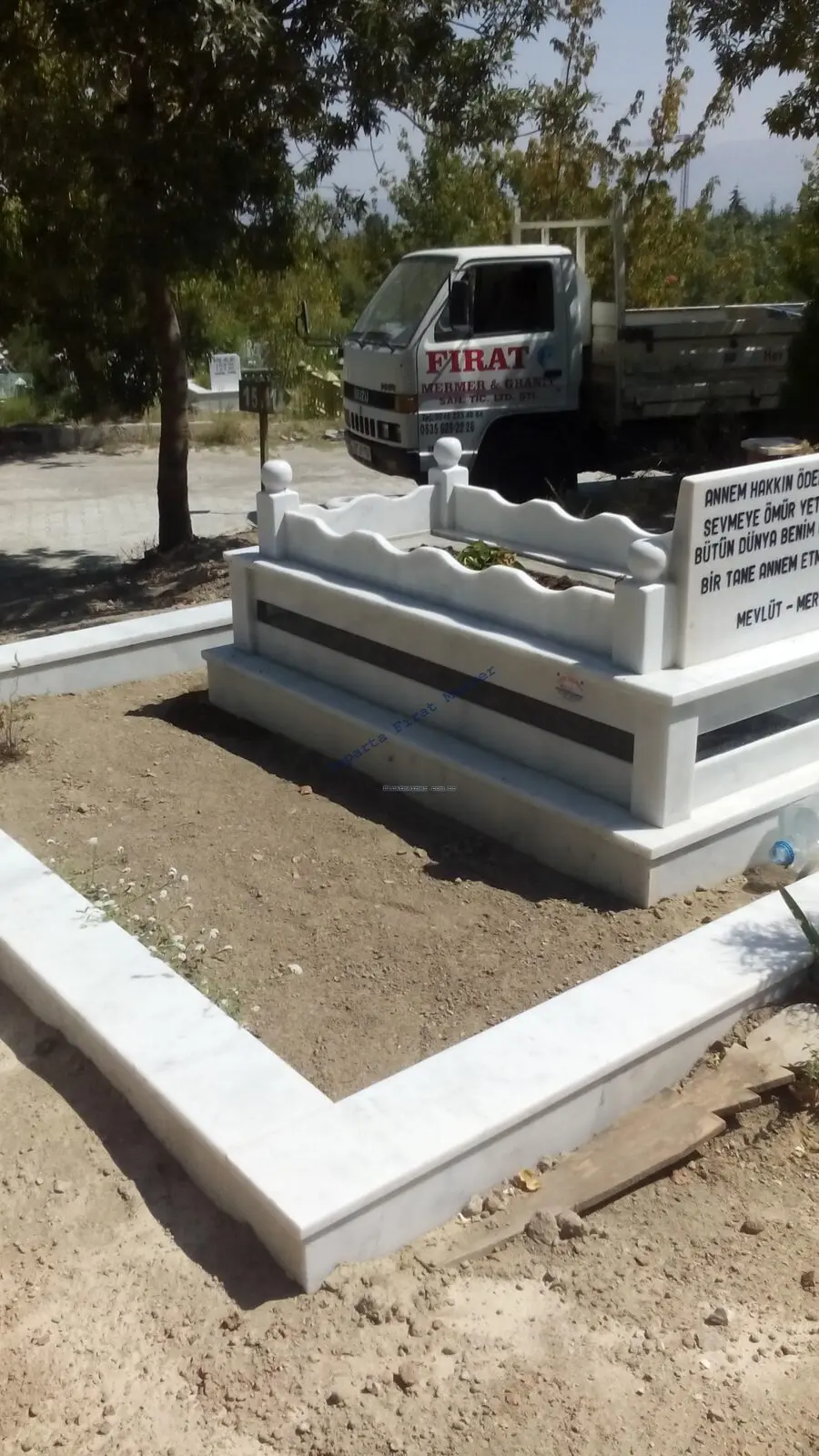 Isparta’da yapılmış, çerçeveli ve baş taşlı bir kabir — 219