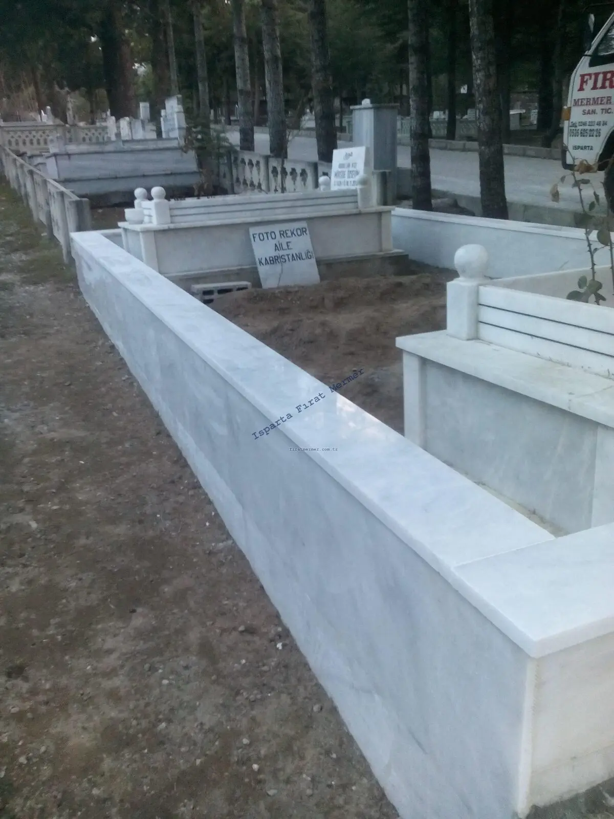 Isparta’da yapılmış, çerçeveli ve baş taşlı bir kabir — 223