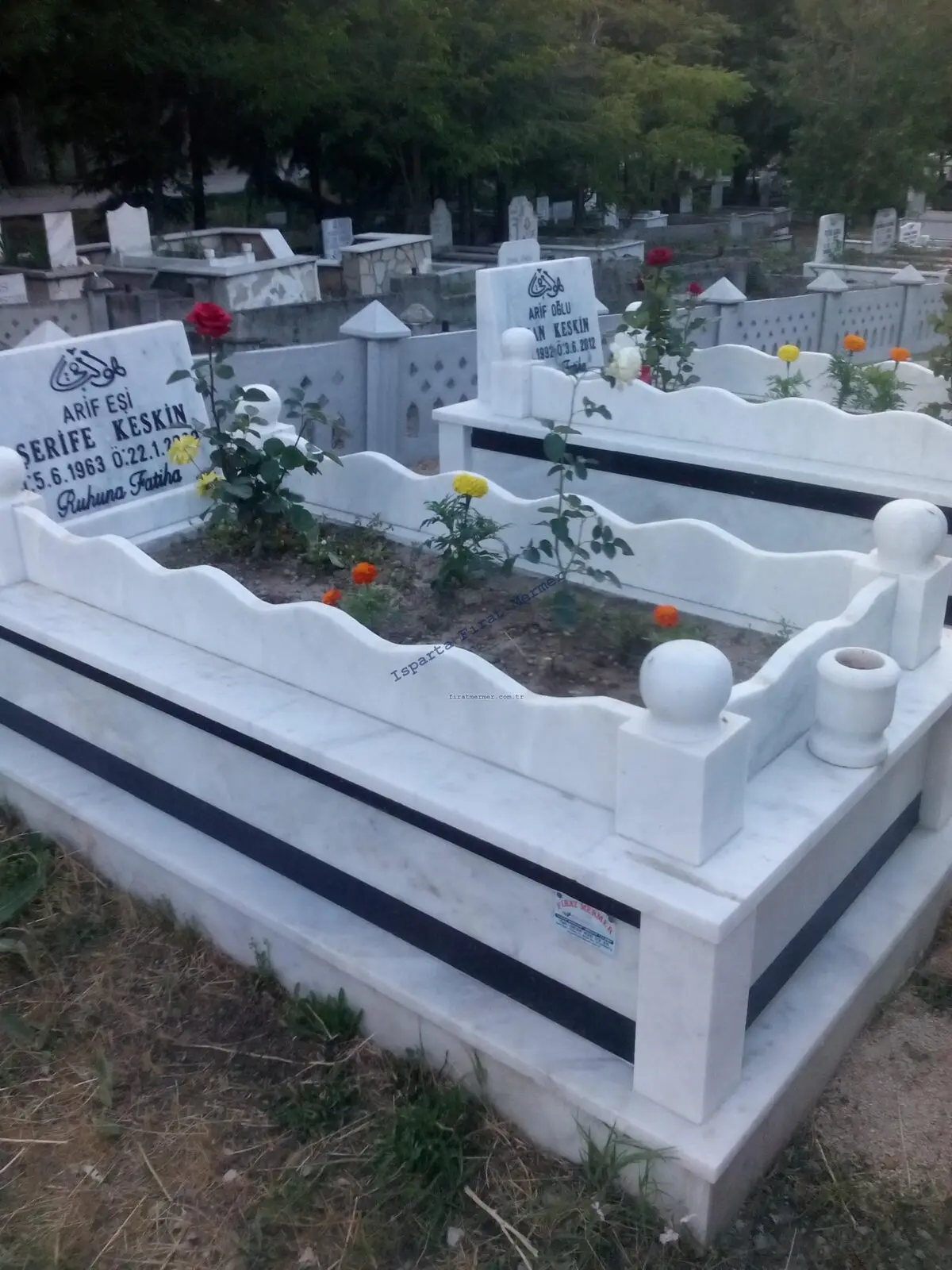 Isparta’da yapılmış, çerçeveli ve baş taşlı bir kabir — 231