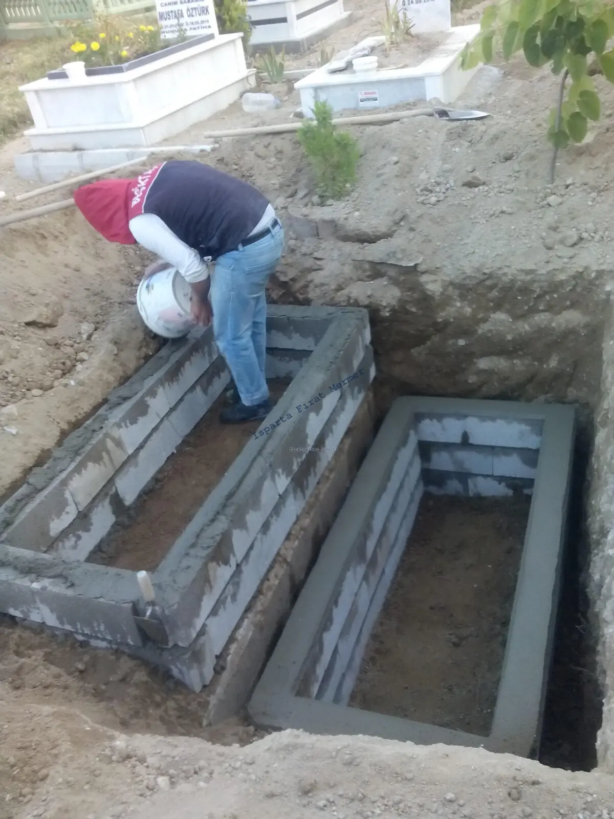 Isparta’da yapılmış, çerçeveli ve baş taşlı bir kabir — 232
