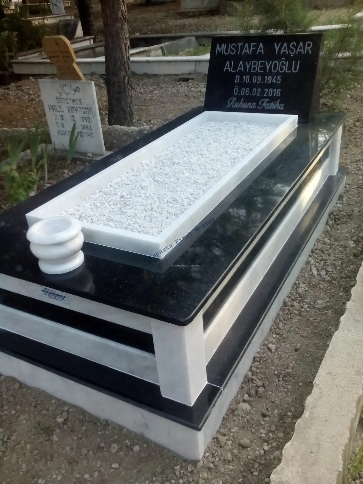 Isparta’da yapılmış, çerçeveli ve baş taşlı bir kabir — 233