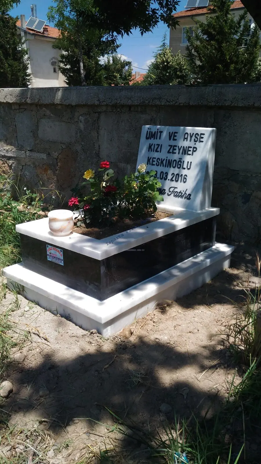 Isparta’da yapılmış, çerçeveli ve baş taşlı bir kabir — 236