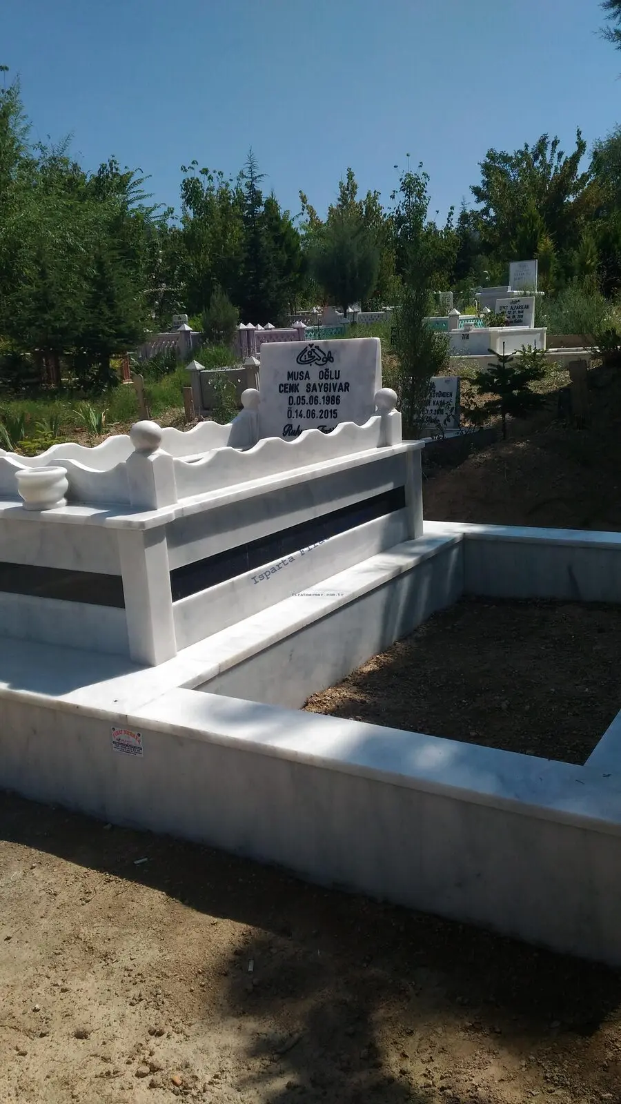 Isparta’da yapılmış, çerçeveli ve baş taşlı bir kabir — 237