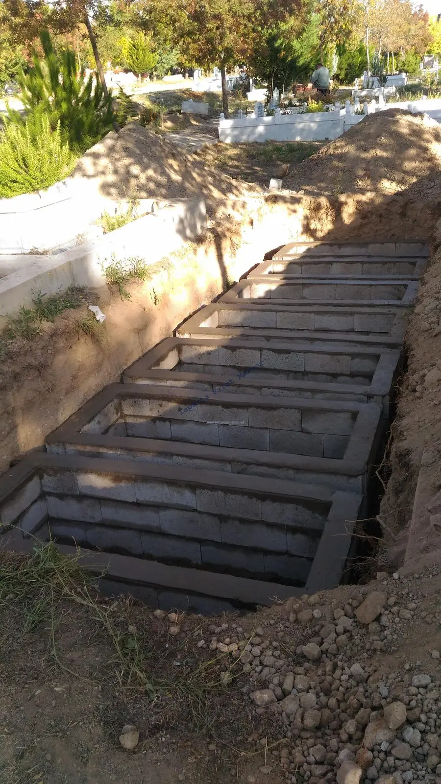 Isparta’da yapılmış, çerçeveli ve baş taşlı bir kabir — 239
