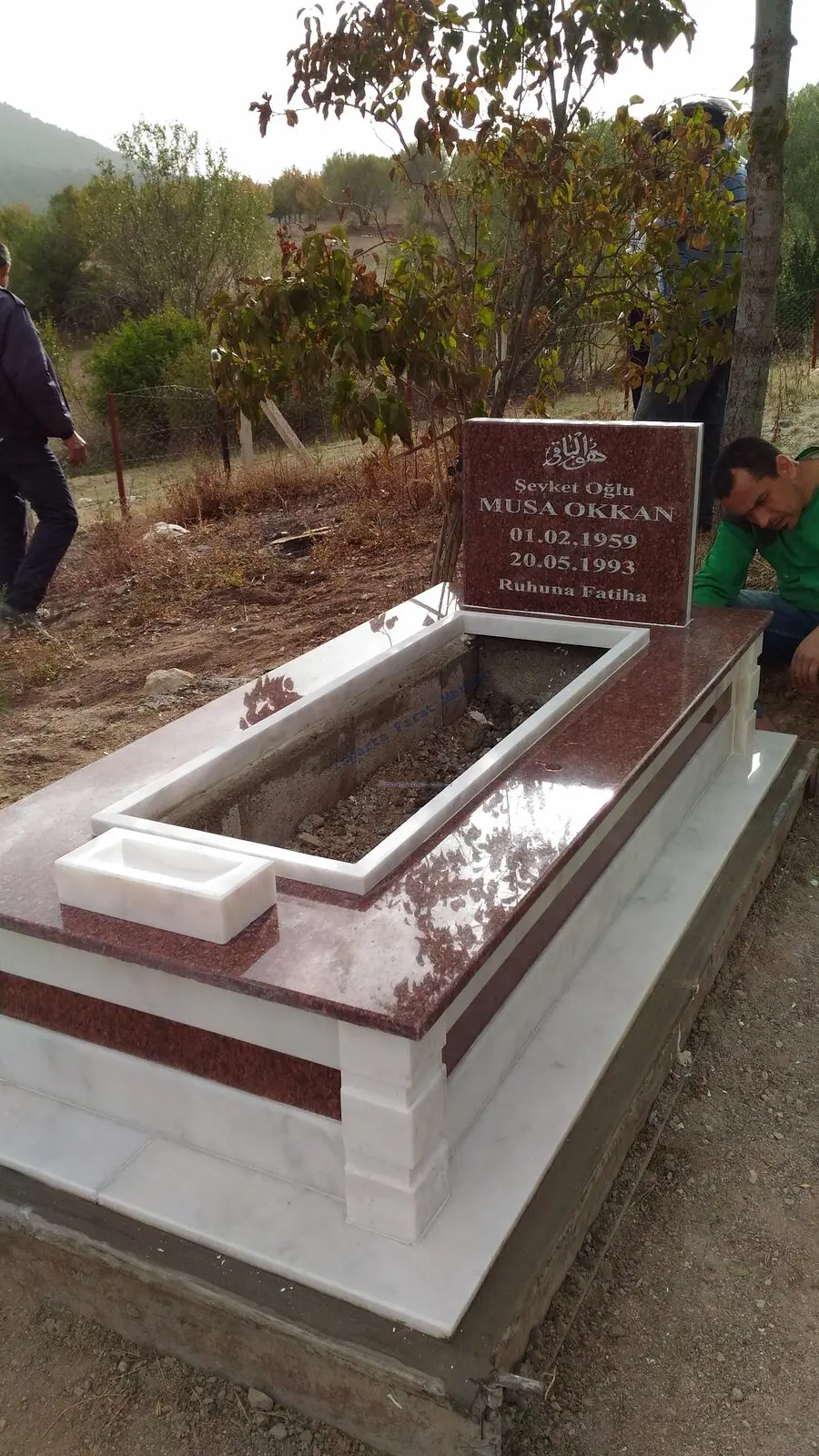 Isparta’da yapılmış, çerçeveli ve baş taşlı bir kabir — 241