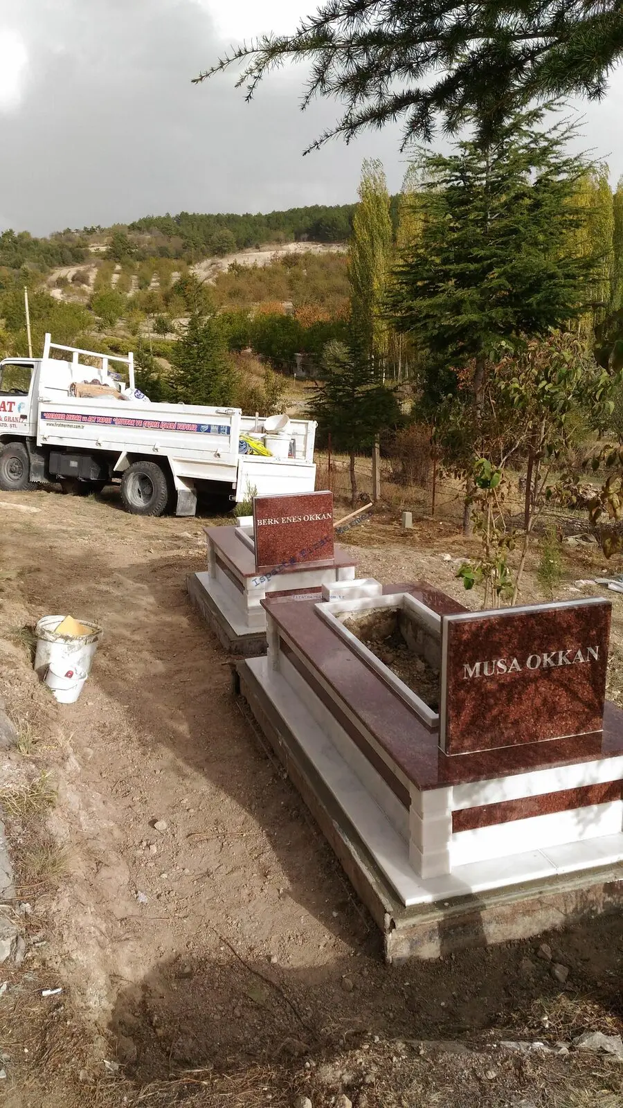 Isparta’da yapılmış, çerçeveli ve baş taşlı bir kabir — 242