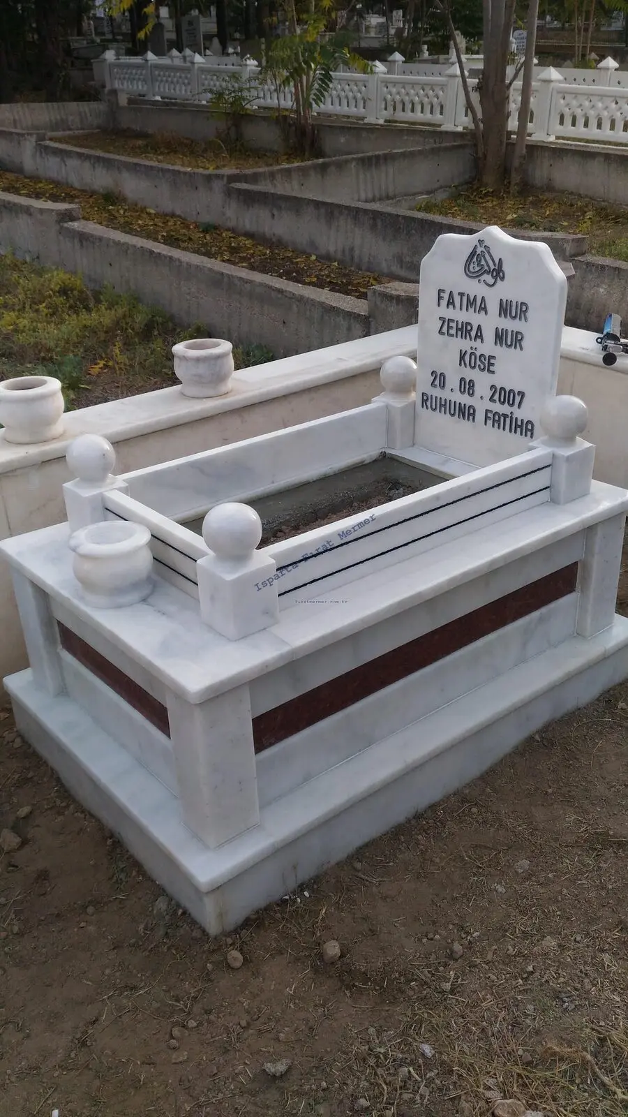 Isparta’da yapılmış, çerçeveli ve baş taşlı bir kabir — 244