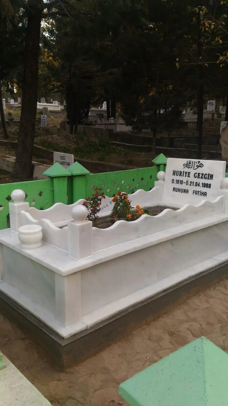Isparta’da yapılmış, çerçeveli ve baş taşlı bir kabir — 245