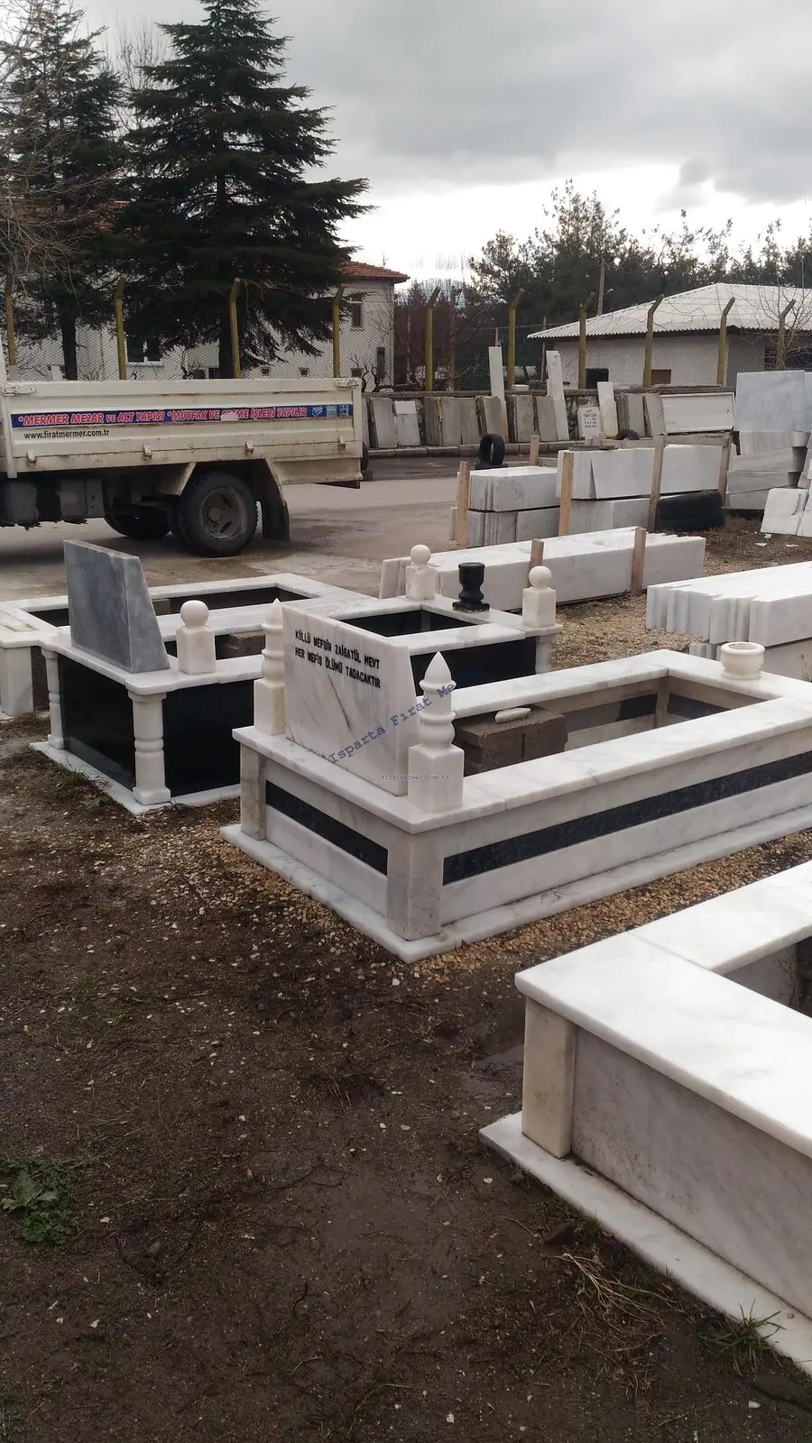 Isparta’da yapılmış, çerçeveli ve baş taşlı bir kabir — 246
