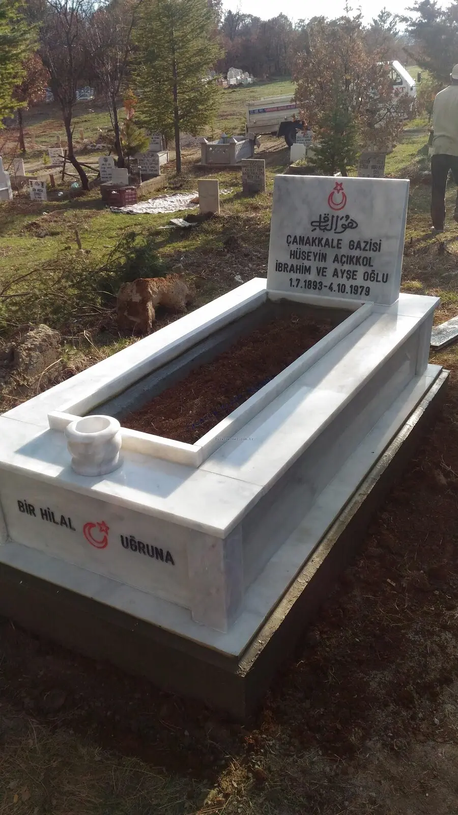 Isparta’da yapılmış, çerçeveli ve baş taşlı bir kabir — 248