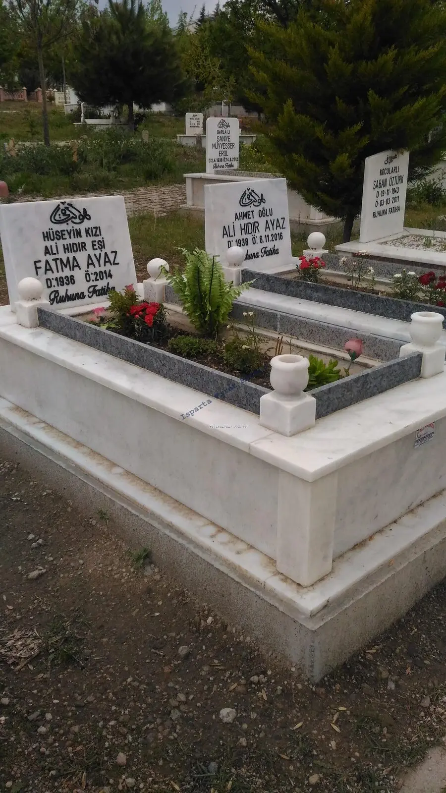 Isparta’da yapılmış, çerçeveli ve baş taşlı bir kabir — 253