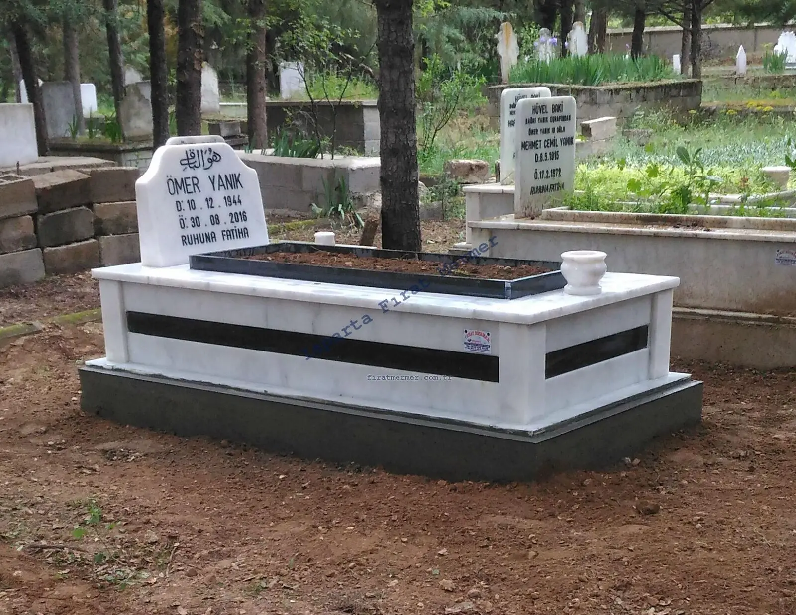 Isparta’da yapılmış, çerçeveli ve baş taşlı bir kabir — 255