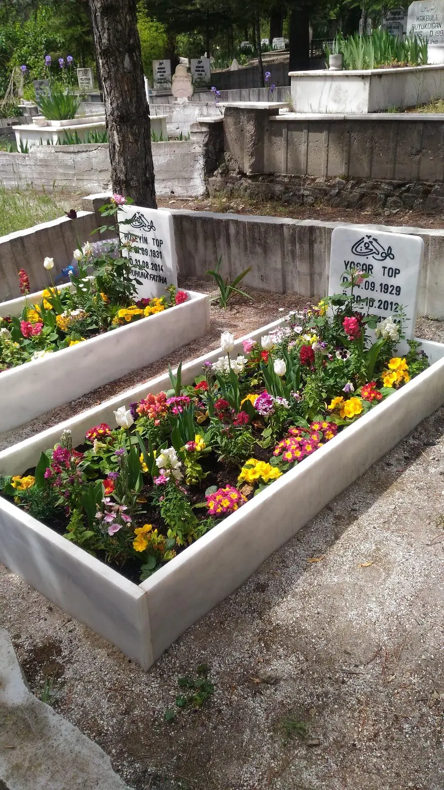 Isparta’da yapılmış, çerçeveli ve baş taşlı bir kabir — 257