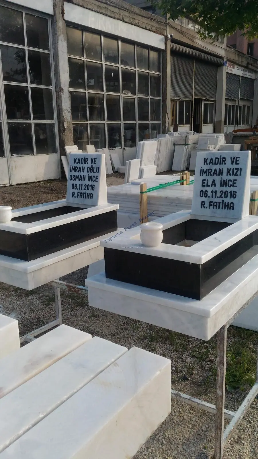 Isparta’da yapılmış, çerçeveli ve baş taşlı bir kabir — 258