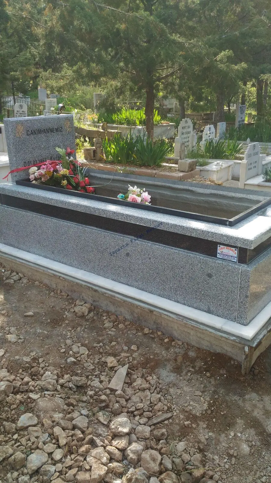 Isparta’da yapılmış, çerçeveli ve baş taşlı bir kabir — 264