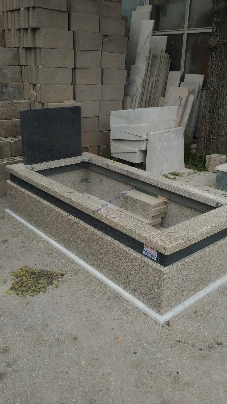 Isparta’da yapılmış, çerçeveli ve baş taşlı bir kabir — 266