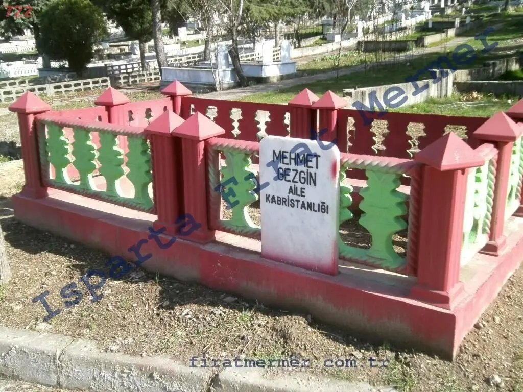 Bir mezarın çevresini saran, korkuluklu çevre duvarı — 3