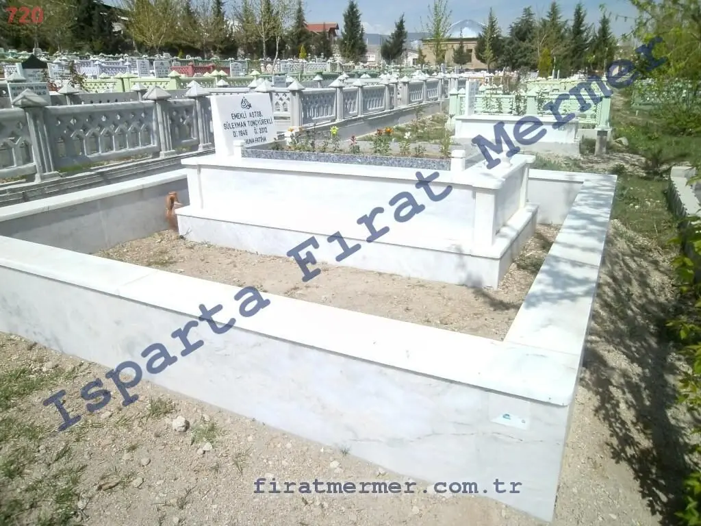 Bir mezarın çevresini saran, korkuluklu çevre duvarı — 283