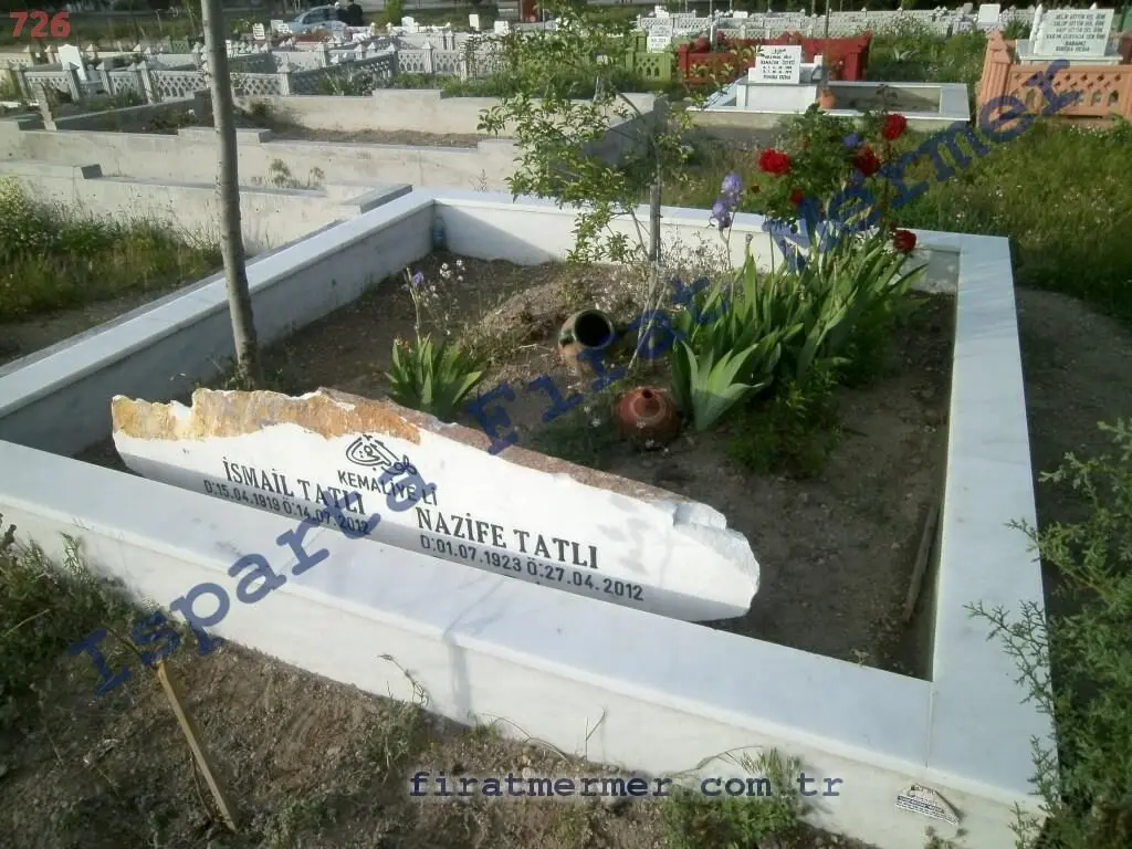 Bir mezarın çevresini saran, korkuluklu çevre duvarı — 9