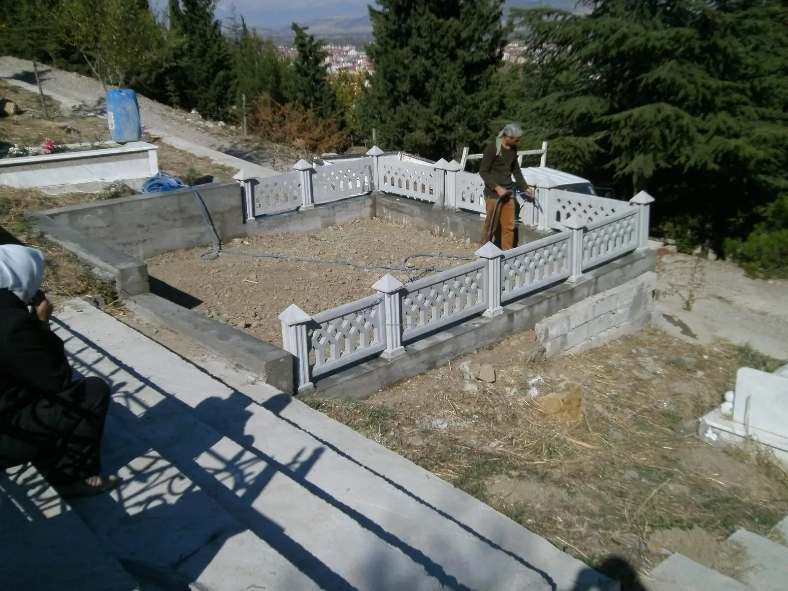 Bir mezarın çevresini saran, korkuluklu çevre duvarı — 292