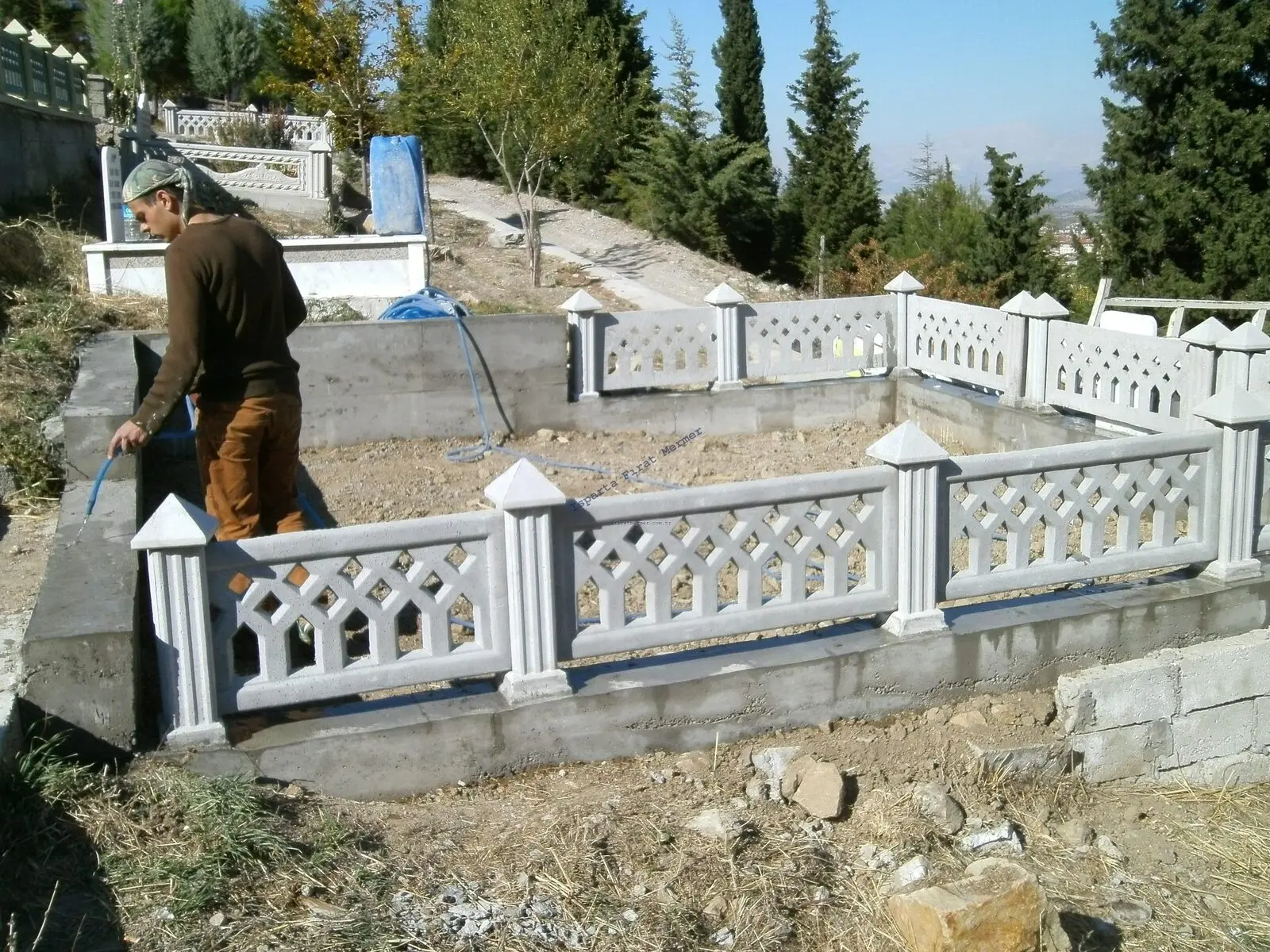Bir mezarın çevresini saran, korkuluklu çevre duvarı — 293