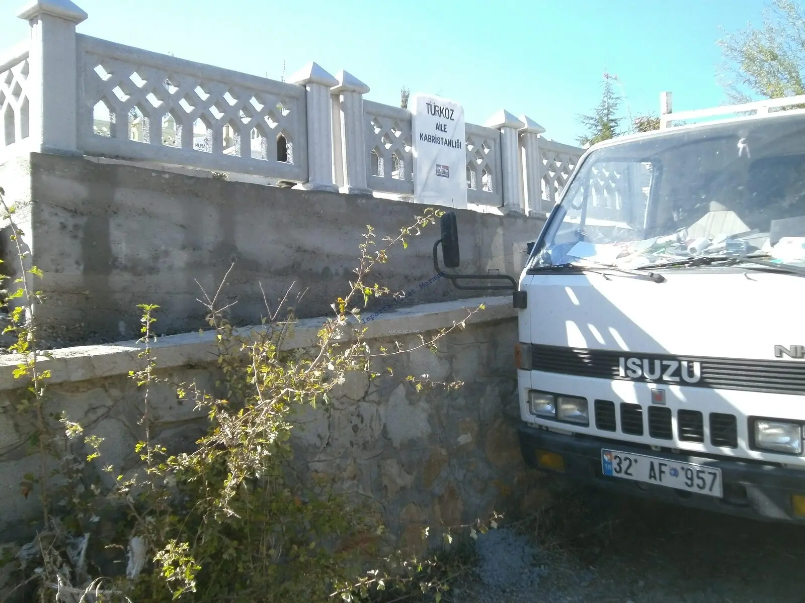 Bir mezarın çevresini saran, korkuluklu çevre duvarı — 294